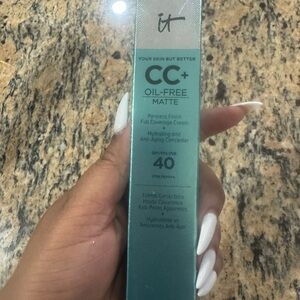 It Cosmetics CC+ Oil-Free Matte Cream in Teal